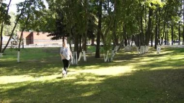 Kadın ile köpek parkta yürümek. Hamile kızı. Parkta hamile kadın