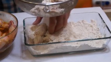 Tavuk kanadı. Kanatları pişirme Şef. Tavuk Marine. Adam yemek eller. Tavuk kanadı ve un