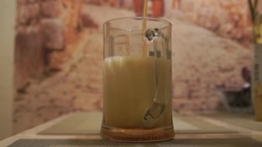Bira döküyor. Soğuk ışık bira. Zanaat bira. Bir bardak bira light bira