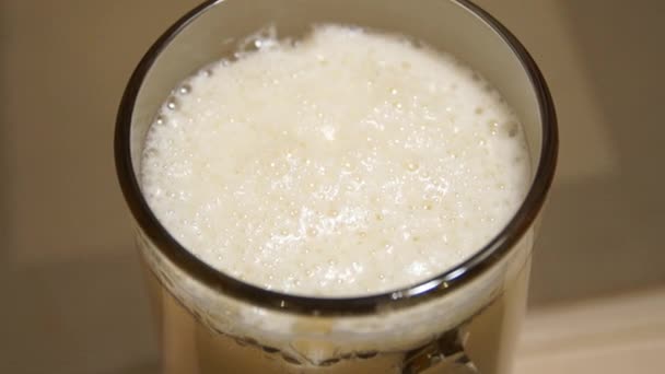 ビールを注ぐ手 グラスに注いでラガーをクローズ アップ エールをグラスに注いだ 冷たい光のビール クラフト ビール 軽めのビールのパイント — ストック動画