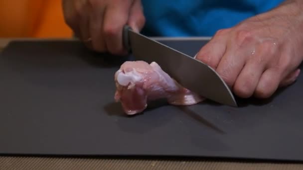 Des ailes de poulet. Chef cuisinier ailes. L'homme coupe le poulet. Buffle — Video