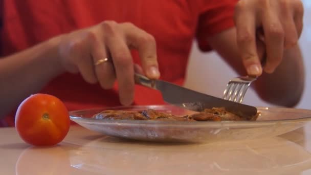 Χέρια κόβει κρέας. Ο άνθρωπος που τρώει μπριζόλες. Μοσχαρίσια μπριζόλα — Αρχείο Βίντεο