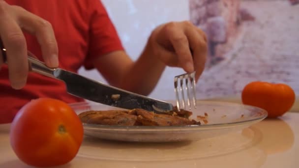 As mãos cortam a carne. Homem a comer bife. Bife de bovino — Vídeo de Stock