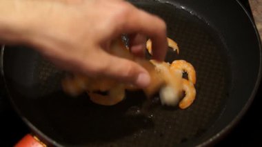 Karides pişirme. Kızartma karides dostum. Şef yemek karides