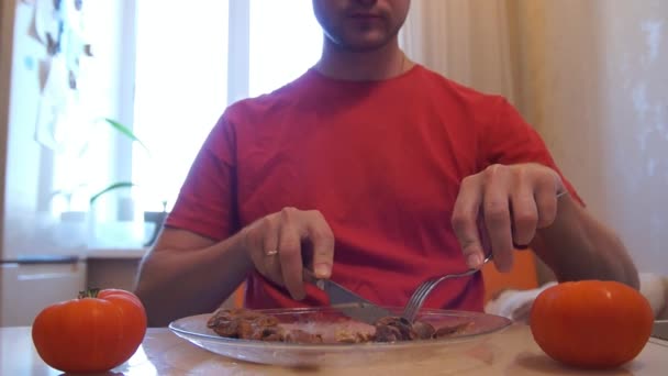 Руки порізають м'ясо. Чоловік їсть стейк. Яловичий стейк — стокове відео