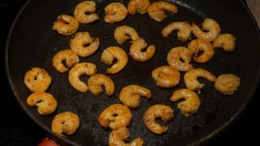 Karides pişirme. Kızartma karides dostum. Şef yemek karides