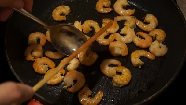 煮虾。人煎虾。厨师煮虾 — 图库视频影像