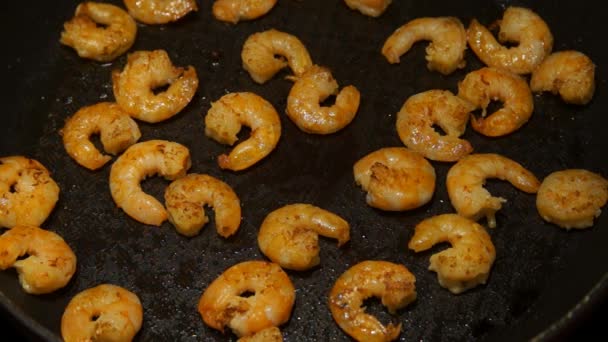 Cuire des crevettes. Un homme qui fait frire des crevettes. Chef cuisinier crevettes — Video
