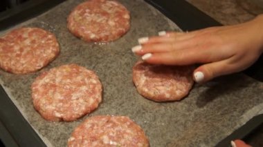 Hamburger yemek Şef. Önemsiz sokak gıda. Bistro mutfağı. Hamburger. Sulu et pirzola için burger savurma pişirme Şef. Yemek hamburger kız