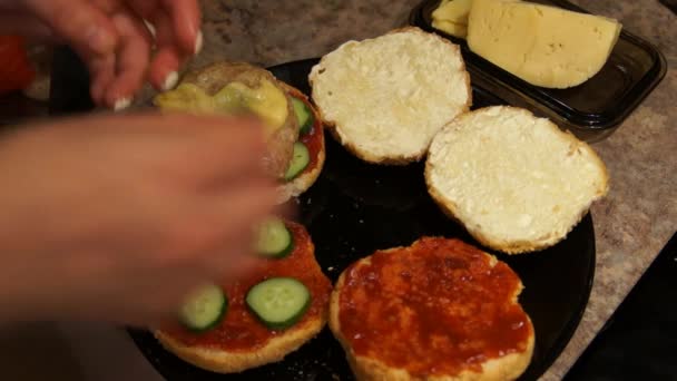 Chef-kok koken hamburgers. Het opbouwen van een hamburger. Meisje kookt hamburger. Hamburger — Stockvideo