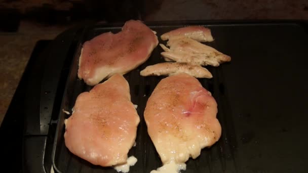 Koken kip. Frituren kip. Chef-kok koken kipfilet. Vlees op een grill — Stockvideo