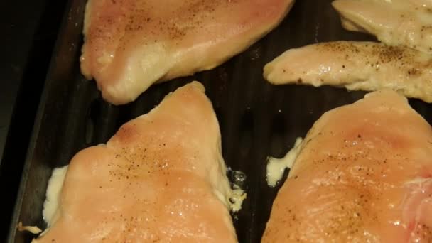 Koken kip. Frituren kip. Chef-kok koken kipfilet. Vlees op een grill — Stockvideo