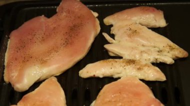 Tavuk pişirme. Tavuk kızartma. Şef pişirme tavuk fileto. Bir ızgara et
