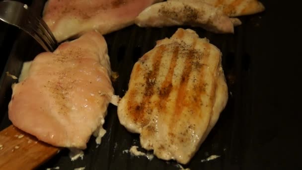 Matlagning kyckling. Stekning kyckling. Kocken matlagning kycklingfilé. Kött på en grill — Stockvideo