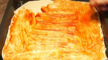 Pizza Hazırlama Şef. Pizza yapma. Pişirme işlemi. Pizza yemek. Ketçap
