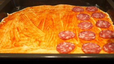 Pizza Hazırlama Şef. Pizza yapma. Pişirme işlemi. Pizza yemek. Sosis