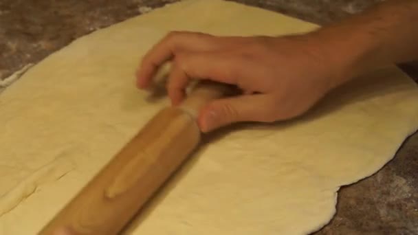 Lo chef impasta l'impasto. Chef che prepara la pizza. A fare la pizza. Processo di cottura — Video Stock