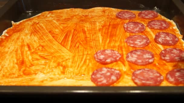 Chef preparando pizza. Haciendo pizza. Proceso de cocción. Cocinar pizza. Salchichas — Vídeo de stock