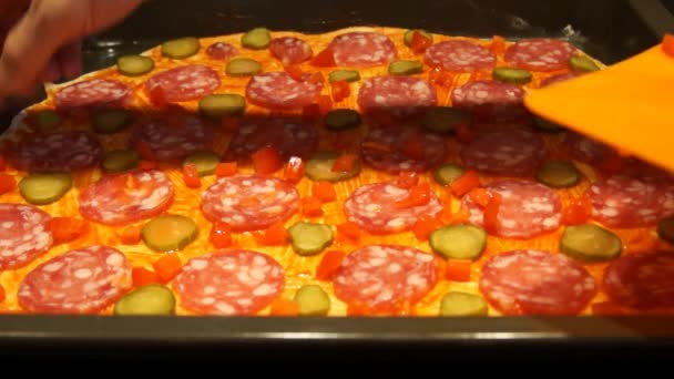 Chef-kok pizza bereiden. Het maken van pizza. Kookproces. Koken pizza. Tomaten — Stockvideo