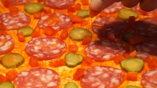 Szakács, pizza előkészítése. Így, pizzát. Főzés során. Főzés pizza. Paradicsom — Stock videók