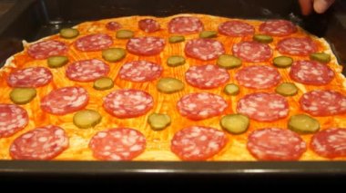 Pizza Hazırlama Şef. Pizza yapma. Pişirme işlemi. Pizza yemek. Salatalık