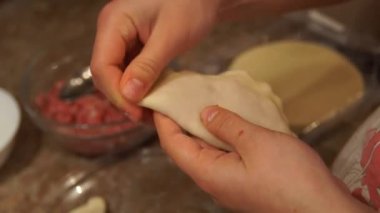 Şef cheburek hazırlanıyor. Pişirme işlemi. Pişirme pasties. Kıyma