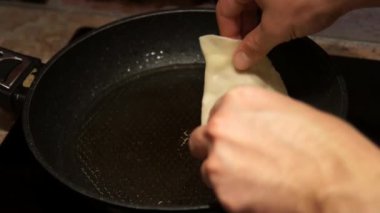 Şef cheburek hazırlanıyor. Pişirme işlemi. Turta yemek. Kızarmış etli turtalar