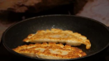 Şef cheburek hazırlanıyor. Pişirme işlemi. Turta yemek. Kızarmış etli turtalar