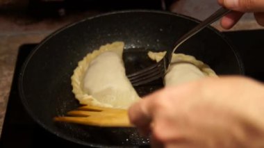 Şef cheburek hazırlanıyor. Pişirme işlemi. Turta yemek. Kızarmış etli turtalar