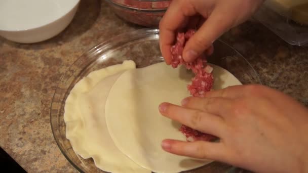 Kocken förbereder cheburek. Tillagningen. Matlagning piroger. Malet kött — Stockvideo