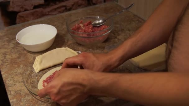 厨师准备的切克 做馅饼烹饪过程 烹饪消遣 女人的手手把填充物放在面团上 福克塞特 自制的食物 传统食品 炸肉饼 — 图库视频影像