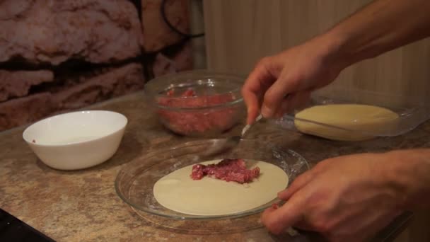 Chef-kok cheburek voorbereiden. Kookproces. Koken pasteien. Gehakt vlees — Stockvideo