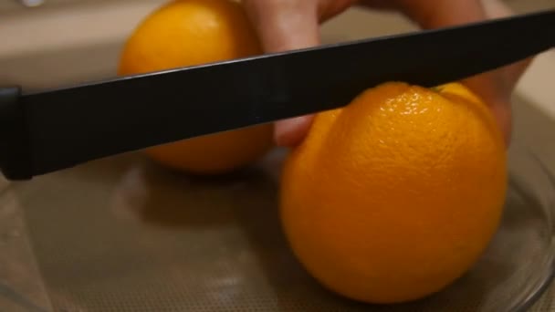 Peeling Orange. Manos con cuchillo pelando fruta. Naranja fresca. Cortar naranja — Vídeo de stock