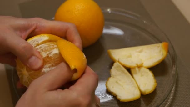 Peeling Orange. Manos pelando fruta. Naranja fresca. Alimento saludable — Vídeo de stock