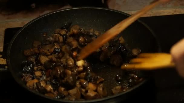 Friggere i funghi. Cibo vegetariano. Cuoco che cucina. Funghi in una pentola — Video Stock