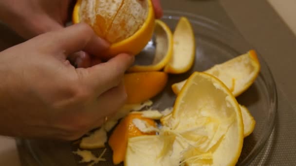 Descascando laranja. Mãos descascando frutas. Laranja fresca. Alimentos saudáveis — Vídeo de Stock