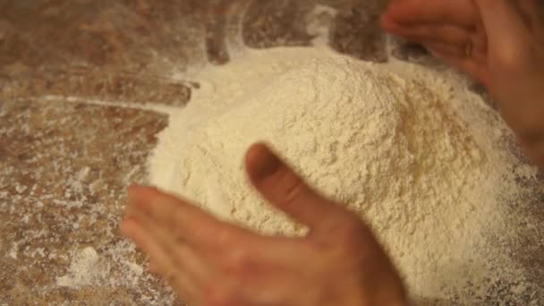 Le chef pétrit la pâte. Cuisiner. Farine. Cuisson. Processus de cuisson