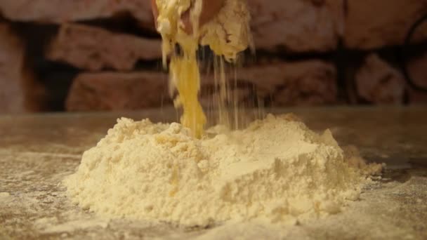 Şef hamur kneads. Pizza Hazırlama Şef. Pasta yapma. Pişirme işlemi — Stok video