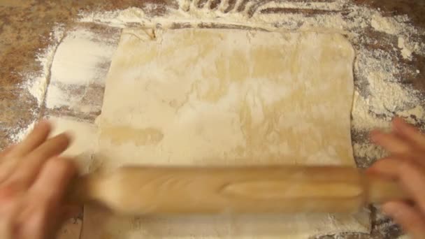 贝克把面团放在桌子上的面粉里 烹饪过程 厨师揉面团 厨师准备披萨 做披萨做意大利面跪面团 做馅饼 烹饪烘焙步骤 — 图库视频影像
