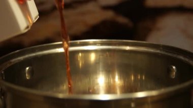 Mulled şarap. Tencerede mulled şarap. Sıcak bir içecek. Meyve iç. Noel Fuarı