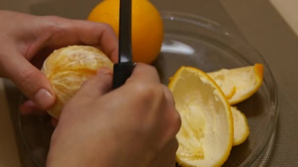 Очищает апельсин. Руки чистят фрукты. Свежий апельсин. Здоровое питание — стоковое видео