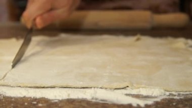 Şef hamuru yoğuruyor. Yemek pişirmek. Un. Pişirme. Yemek pişirme süreci