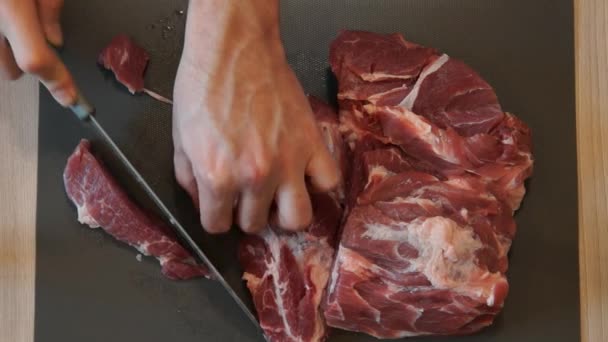 シェフは 生肉をナイフでカットします シェフ豚肉肉を切る 肉を切る ビフテキ バーベキューのための新鮮なステーキ 手が肉を切る 調理の手順を実行します 調理のプロセス 美味しい料理 — ストック動画