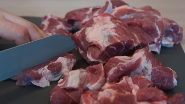 Kocken skär rått kött med kniven. Kocken skära fläskkött. Styckning av kött — Stockvideo