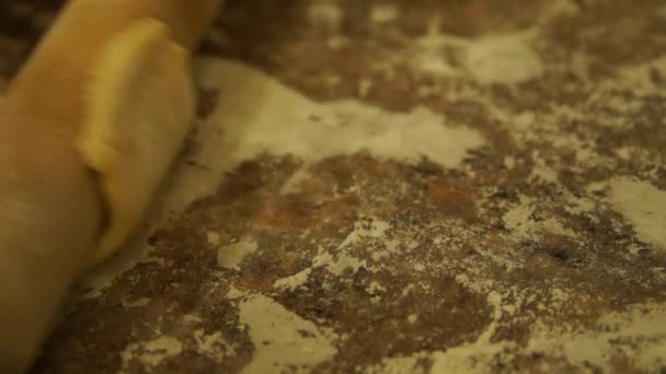 Le chef pétrit la pâte. Chef préparant une pizza. Faire des tartes. Processus de cuisson — Video