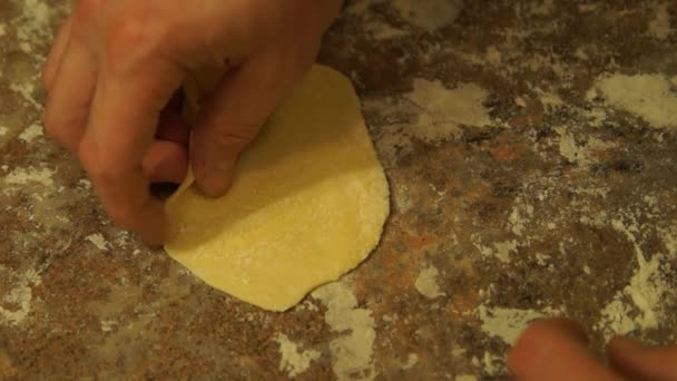 요리사는 반죽을 반죽. 피자를 준비 하는 요리사. 파이 만들기. 요리 과정 — 비디오