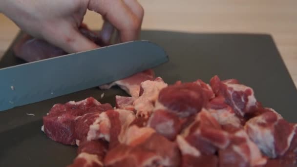 Chef Corta Carne Crua Com Faca Chef Cortando Carne Porco — Vídeo de Stock