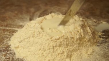 Şef hamuru yoğuruyor. Yemek pişirmek. Un. Pişirme. Yemek pişirme süreci