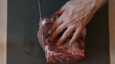 Şef çiğ et bıçakla keser. Şef kesme domuz eti. Kesim et