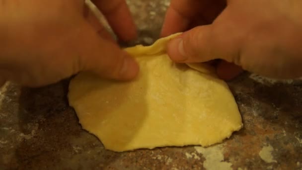 Lo chef impasta l'impasto. Chef che prepara la pizza. A fare torte. Processo di cottura — Video Stock